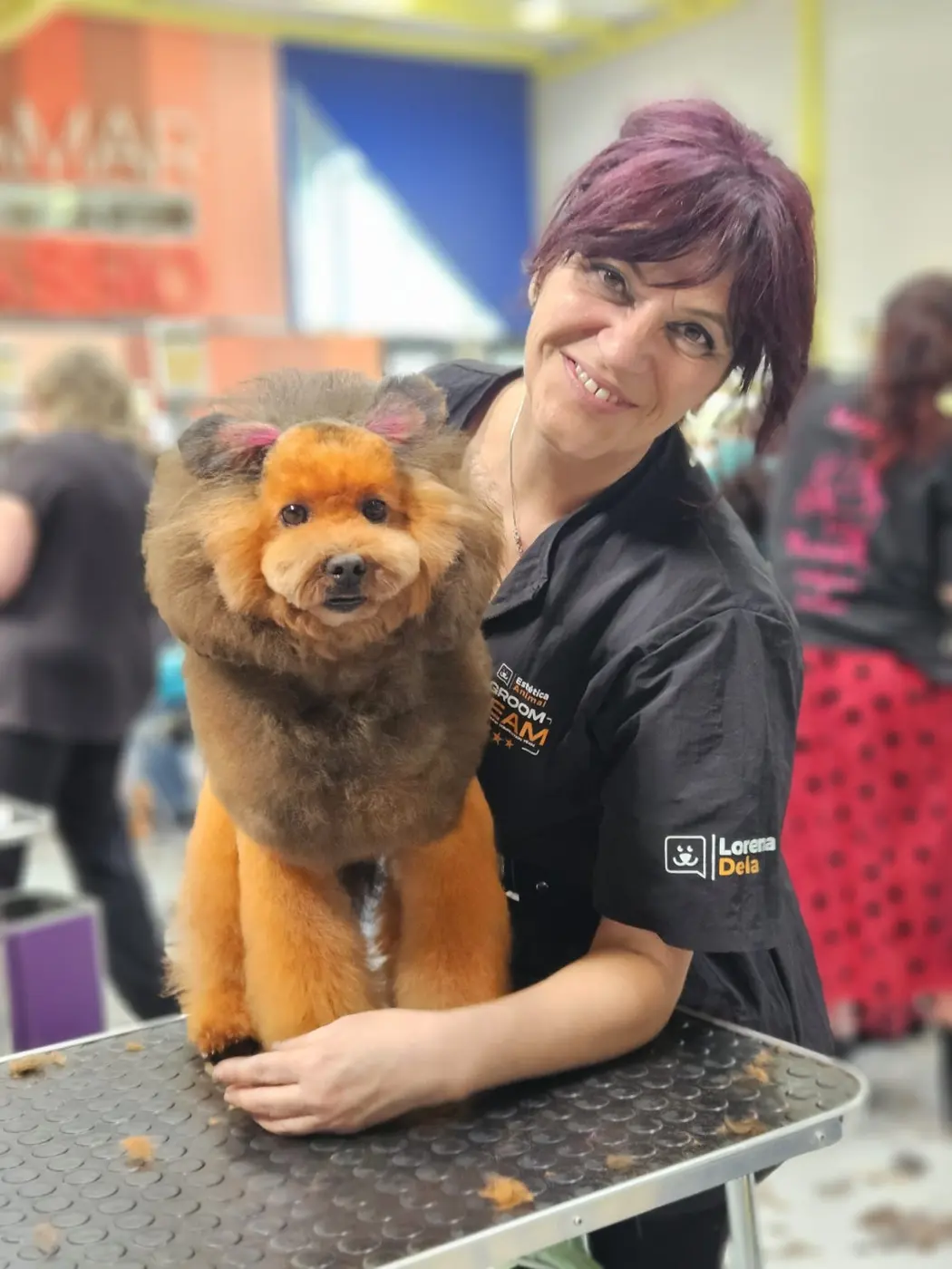 Lorena en una competición de peluquería canina
