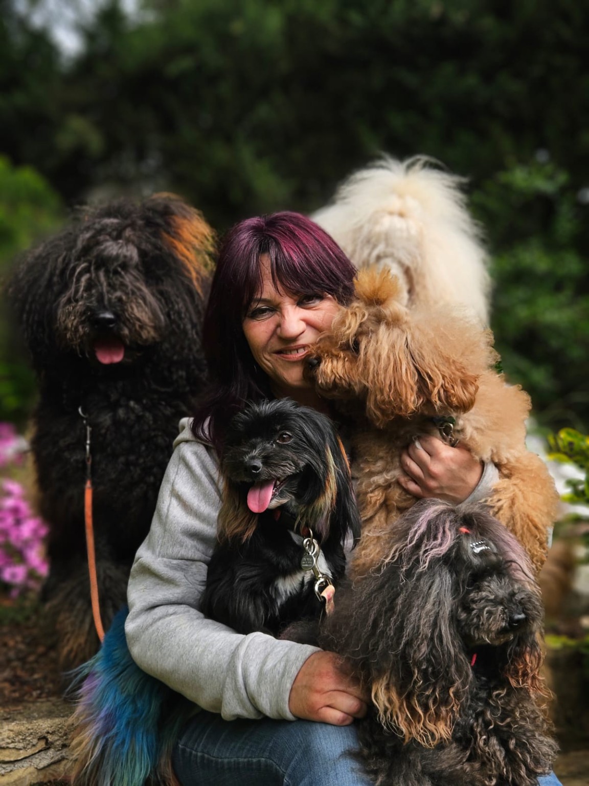Lorena rodeada de sus perros